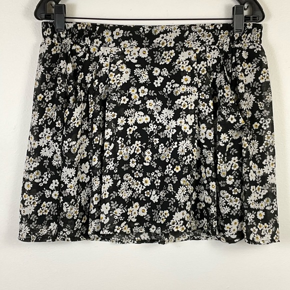 JOLT Black and White Floral Mini Skirt Pockets Elastic Back Lined Women’s Medium - Picture 2 of 8